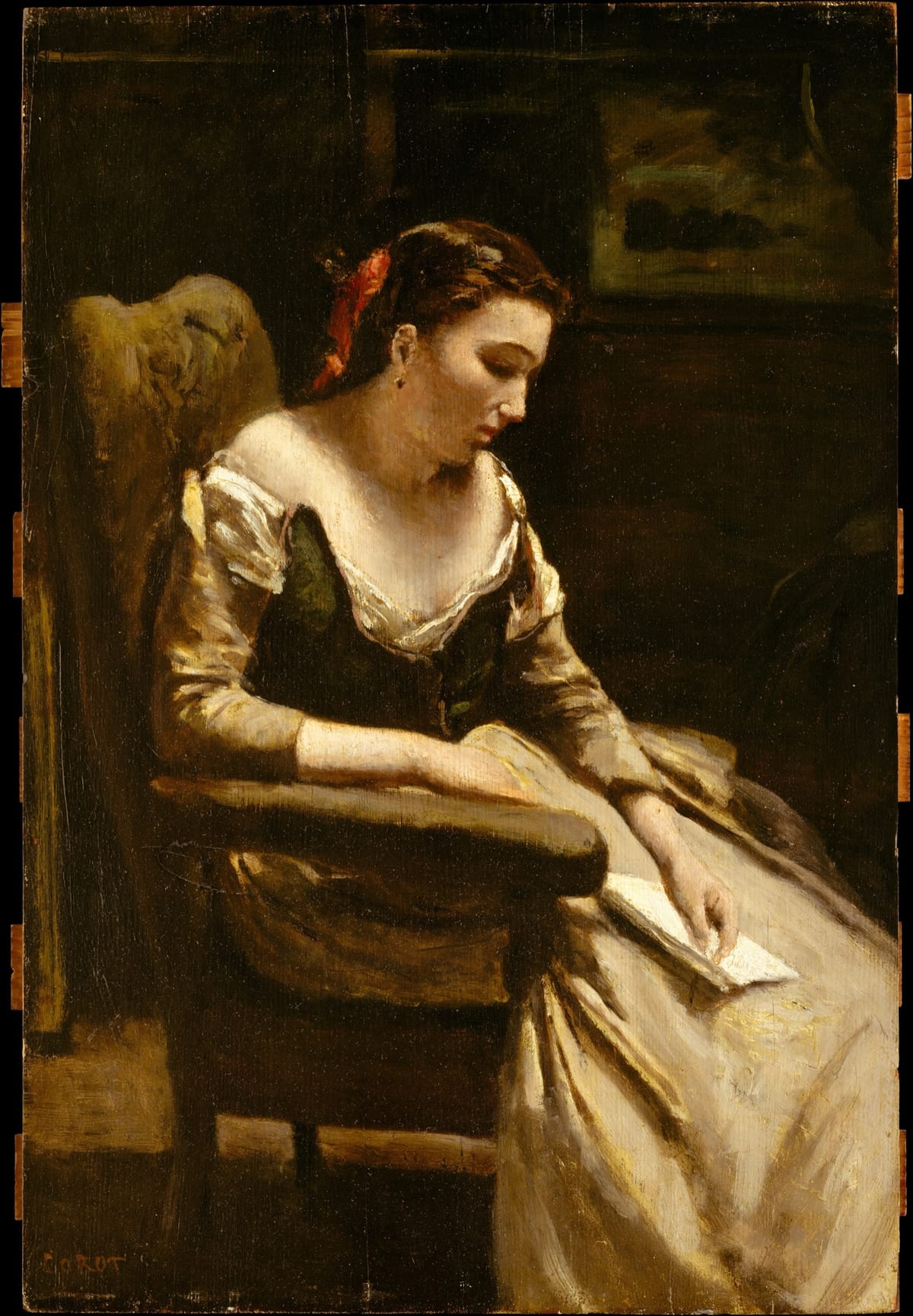Une jeune femme lit une lettre, absorbée et recueillie, dans la lumière tamisée d'un intérieur du XIXe siècle.